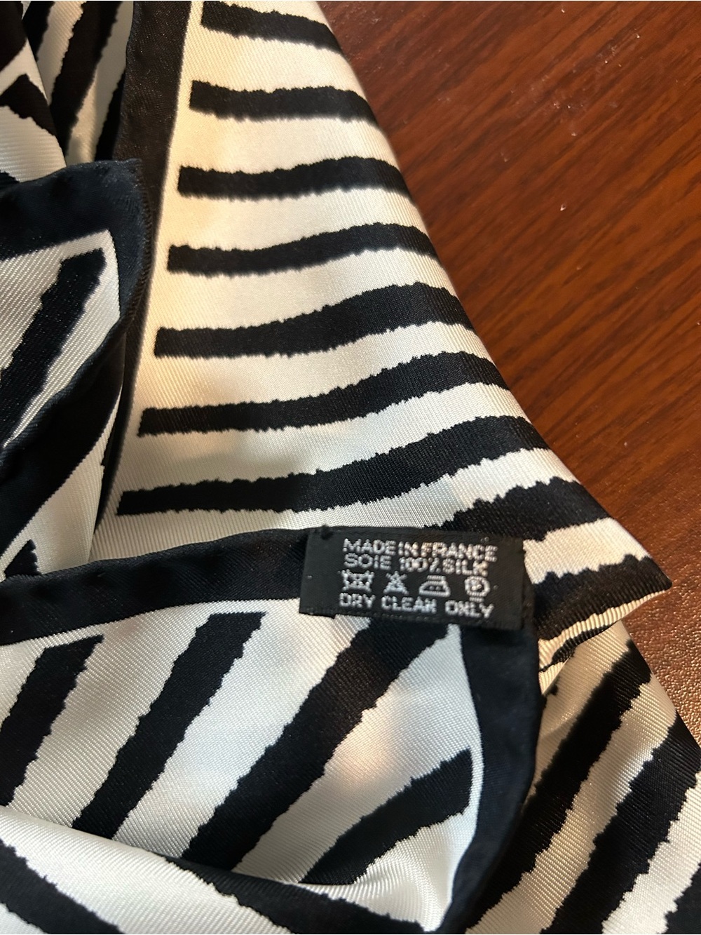 Vintage Hermes 100% silk black and white scarf 35“ x 35“, never dry, cleaned - Picture 7 of 8